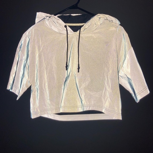 Noisy May Hooded reflective crop. - Picture 1 of 4